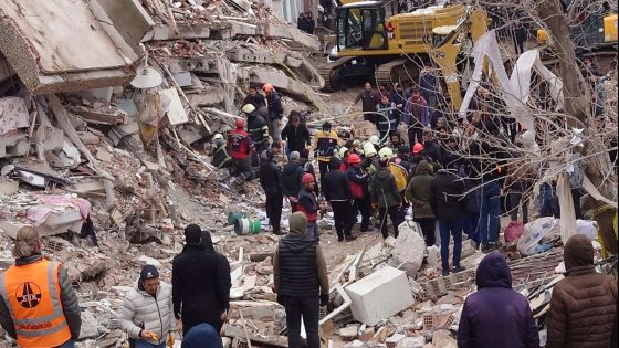 زلزال مدمر يقتل أكثر من 1500 شخص في تركيا وسوريا والسكان نائمون