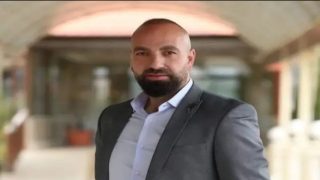 بالصور.. “لا استطيع تأمين قوت أولادي.. دير بالك عليهم”.. شاب لبناني ينهي حياته بعد إرسال مقطع صوتي مؤثر لصديقه المقرب يوصيه بعائلته ويثير حزن الملايين