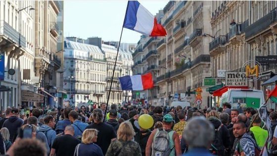 باريس تحت تهديد إضراب جديد