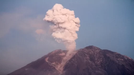 بركان جبل روانج بإندونيسيا يعود للثوران
