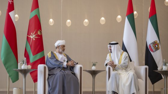 الإمارات.. "طائرات عسكرية رافقته وفرق فرسان وهجانة رحبت به".. سلطان عمان يصل أبوظبي ومحمد بن زايد في مقدمة مستقبليه