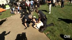 كاميرا CNN تُظهر استخدام الشرطة القوة في اعتقال متظاهرين مؤيدين للفلسطينيين في جامعة إيموري