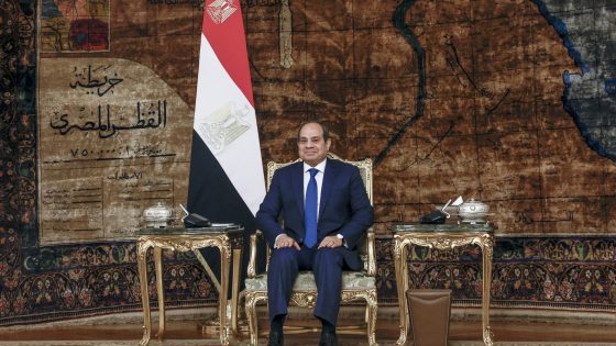 السيسي يلوم المصريين: بتدخلوا أولادكم آداب وتجارة وحقوق طب هيطلعوا يشتغلوا إيه؟