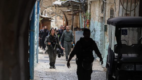 تركي يطعن شرطيًا إسرائيليًا في البلدة القديمة بالقدس.. وتركيا: نحقق في الحادث