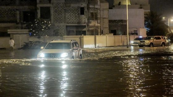 أمطار غزيرة تُغرق دول الخليج والسيول تودي بـ18 شخصا في عُمان
