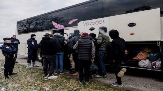 فرنسا تطرد مئات المهاجرين من باريس قبل انطلاق الألعاب الأولمبية