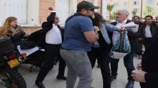 متظاهرون يرشقون قياديا فرنسيا متطرفا بـ”البيض” (فيديو)