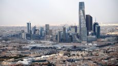 "انتحل صفة غير صحيحة".. فيديو اعتقال مواطن في الرياض والأمن العام يعلق