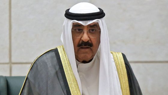 طعنوا وعابوا بشخص أمير الكويت.. تحرك رسمي ضد ناشري تدوينات