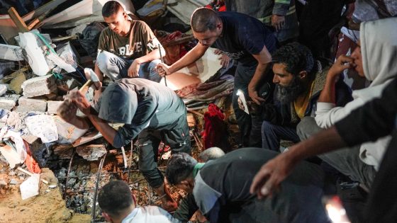 مصادر طبية: غارة إسرائيلية تقتل 13 شخصا في مبنى سكني يؤوي نازحين وسط قطاع غزة