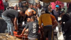 غارة إسرائيلية في النصيرات تدفن عائلات بأكملها تحت الأنقاض الخرسانية