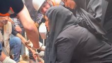 لقطات تفطر القلب بغزة.. شاهد أُمًا ترفض ترك جثة ابنها بعد انتشاله من أنقاض مبنى