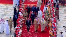 تفاعل على تقدّم محمد بن سلمان والسيسي للقادة العرب بالممر المؤدي للقمة