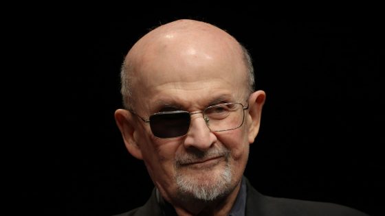 سلمان رشدي مؤلف "آيات شيطانية" يحذر من "قيام دولة فلسطينية تديرها حماس"