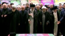 إيران.. شاهد خامنئي يؤم صلاة الجنازة على جثمان إبراهيم رئيسي
