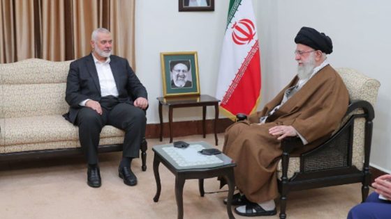 مبتسما ويرتدي حذاءه.. إسماعيل هنية يلتقي خامنئي معزيا بمقتل ابراهيم رئيسي
