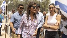 "أجهزوا عليهم".. ضجة تثيرها نيكي هايلي برسالة كتبتها على قذيفة إسرائيلية