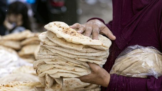 قرار "قد لا يلقى قبولا".. الحكومة المصرية ترفع سعر الخبز المدعم