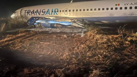 إصابة 11 شخصا بعد خروج طائرة عن المدرج في مطار السنغال