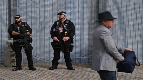 شرطي بريطاني يواجه احتمال السجن لنشره صورتين دعما لـ”حماس”