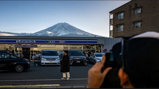 بلدة يابانية تضع حاجزا شبكيا لمنع السياح من التقاط صور مع جبل فوجى