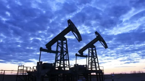 ارتفاع أسعار النفط مدعومة بتقلص مخزونات الخام الأمريكية