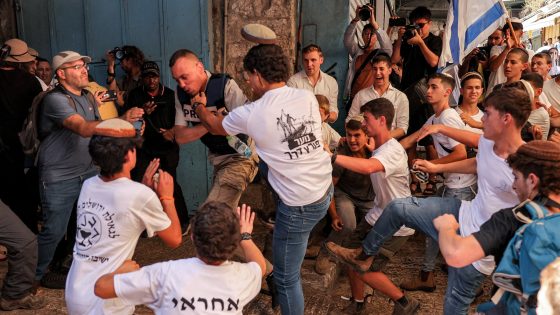 وسط اعتداءات على الصحفيين.. حشود من المستوطنين الإسرائيليين تصل منطقة باب العامود في القدس