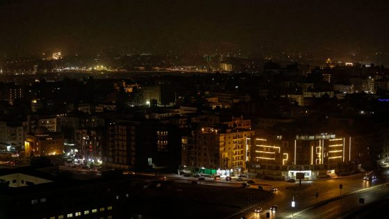 مصر: زيادة مدة انقطاع الكهرباء وتوقف شركات أسمدة بسبب نقص الغاز.. والحكومة: "صيانة وقائية"
