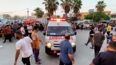 مسؤولون طبيون في غزة: 65 شخصًا قُتلوا بغارة جوية إسرائيلية على دير البلح.. شاهد آثارها المدمرة