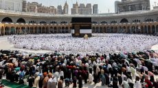 السعودية.. وزير الحج يُنبه من إطلاق "الشعارات السياسية"