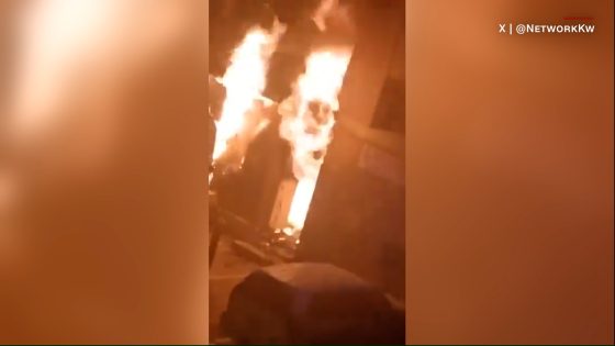 توفي عشرات الأشخاص.. مقاطع فيديو تظهر اندلاع حريق هائل بمبنى في منطقة المنقف بالكويت