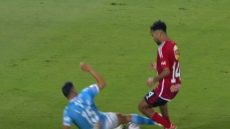 تدخل قوي من الشيبي في حق الشحات يكلفه الطرد وأجواء مشحونة بين اللاعبين والجماهير- فيديو