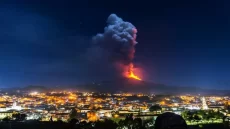 إيطاليا.. بركان إتنا يحول مسار بعض الرحلات الجوية