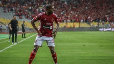 نجم مغربي يهدد مستقبل بيرسي تاو في الأهلي