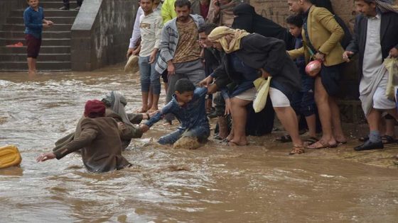 بالفيديو.. فيضانات مدمرة بـ”اليمن” تخلف خسائر كبيرة في الأرواح والممتلكات