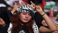 الكوفية.. من لباس تقليدي إلى رمز للمقاومة ودعم الفلسطينيين