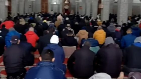 عكس الجزائر: لاعبو تونس يصلّون الجمعة بالمسجد