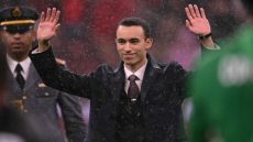 ولي العهد يتخلى عن البروتوكول ويشعل التفاعل.