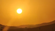 طقس المغرب غدا السبت.. انخفاض في درجات الحرارة وأجواء حارة بهذه المناطق