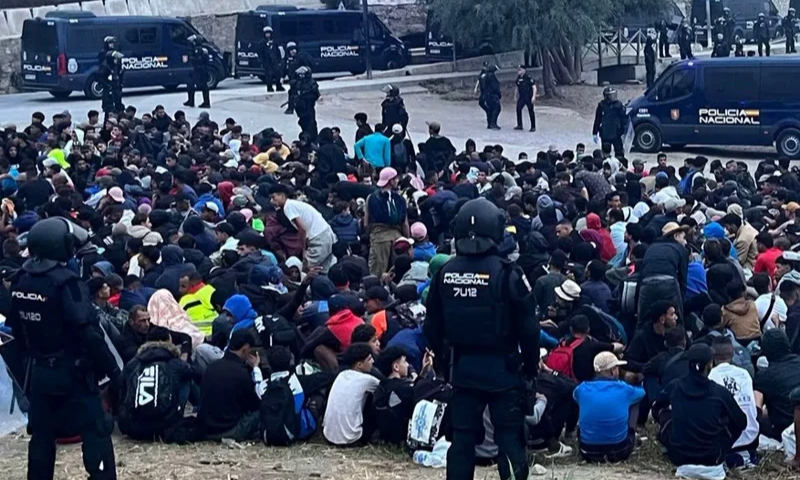 اسبانيا تستعين بوحدات من الجيش و المدرعات لتفكيك مخيم المهاجرين بسبتة